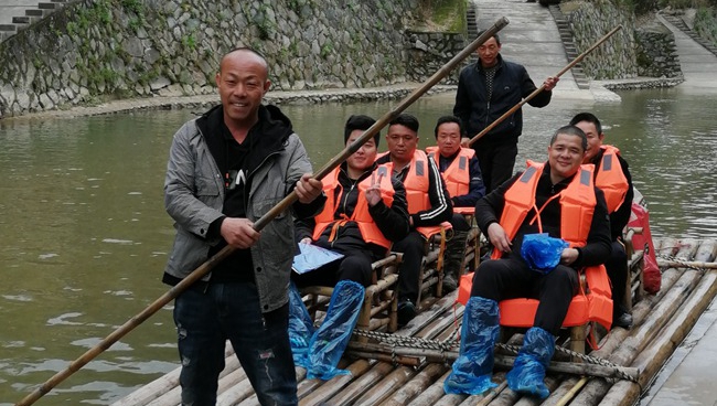 上清溪排工脫貧記清晨的上清溪沐浴在淡淡的霧氣中，遠(yuǎn)處翠綠的山林靜謐而幽美。