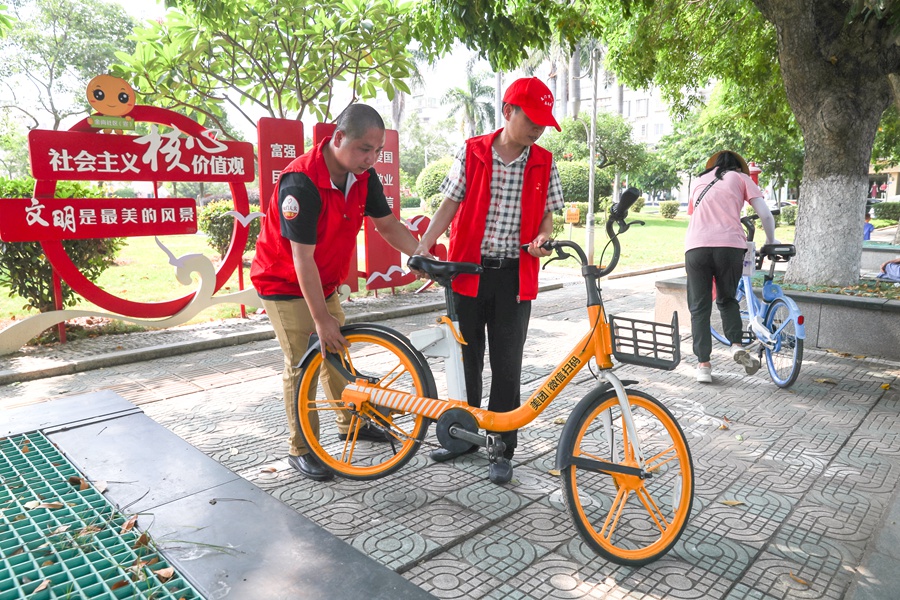 廈門市人大常委會(huì)機(jī)關(guān)志愿者到社區(qū)開展規(guī)范公共自行車停放志愿服務(wù)活動(dòng)。廈門市人大常委會(huì)供圖