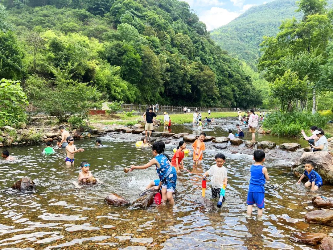 游客在九阜山旅游景區(qū)戲水。三明市融媒體中心供圖