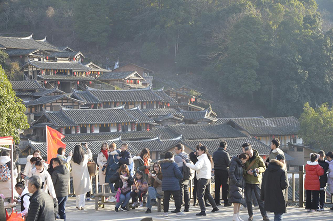 眾多游客在桂峰古民居的觀景臺上拍照留念。吳振湖攝