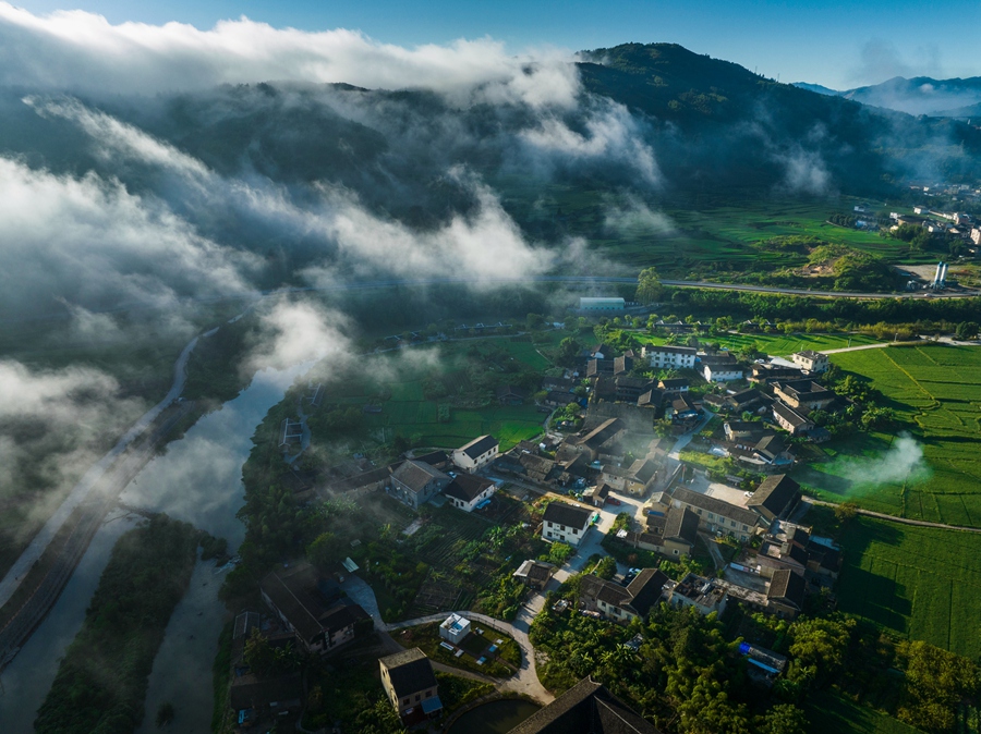 福建土樓（南靖）景區(qū)水系發(fā)展，為土樓“添色”（資料圖）。馮木波攝