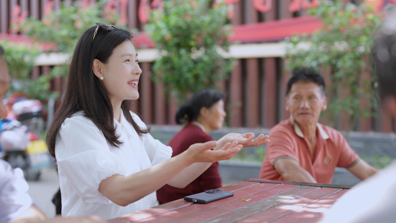 吳炎芳在鄉(xiāng)音講習(xí)所為群眾講政策、話家常。福清市委組織部供圖