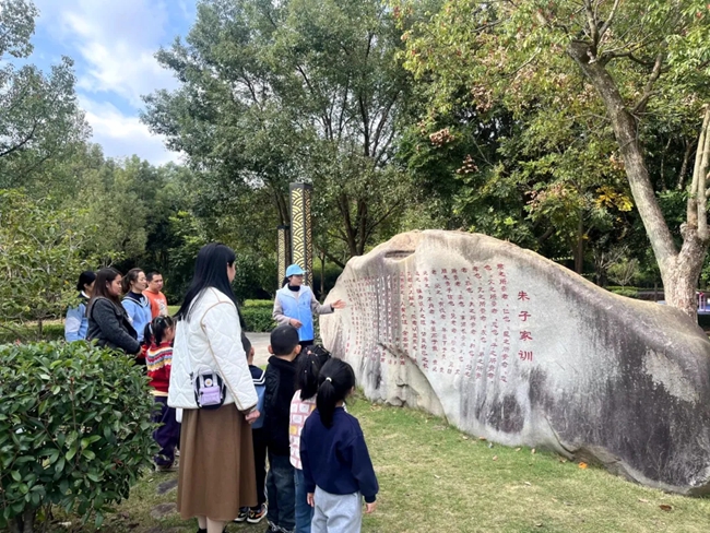 “蒲公英”普法志愿者在紫陽公園向群眾講解《朱子家訓(xùn)》