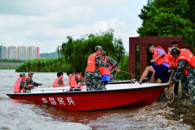 6月26日，防汛搶險(xiǎn)應(yīng)急演練人員駕駛沖鋒舟轉(zhuǎn)移“被困群眾”。